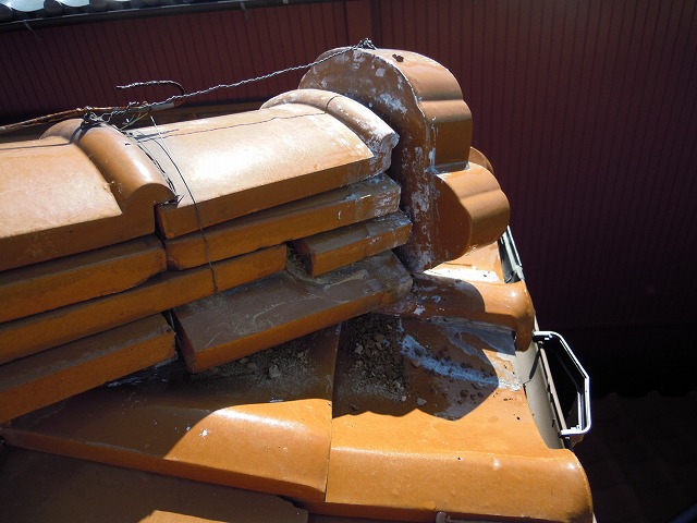 鬼瓦近くの棟瓦が崩壊